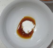 蚝油牛柳,腌制后的汤汁,加少许淀粉调均,给牛肉上浆,抓匀