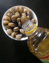 倒笃蒸蛏子,将雪菜汁浇在蛏子上,只要过碗的1/3高度即可