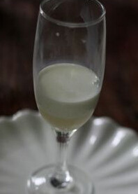 炫彩果泥杯,在杯子，先倒入炼乳，再倒入牛奶，最后倒入果泥