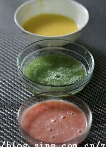 炫彩果泥杯,水果洗净，并分别加少许水放搅拌机搅拌成果泥；