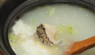 龙胆鱼粥,下冬菜,煮上几分钟,下盐调味,下芹菜珠,熄火即可食用