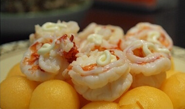 哈密瓜虾球,挤上<a style='color:red;display:inline-block;' href='/shicai/ 4856'>沙拉酱</a>在大海虾上,开吃