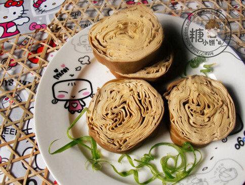 香卤豆皮卷,水开后煮10分钟,关火焖至过夜,取出切件装盘,可淋一些卤汁拌食