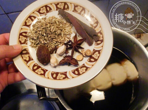 香卤豆皮卷,放在小锅内，加入水，<a style='color:red;display:inline-block;' href='/shicai/ 718'>料酒</a>，<a style='color:red;display:inline-block;' href='/shicai/ 692'>酱油</a>，<a style='color:red;display:inline-block;' href='/shicai/ 10588'>糖</a>以及卤料