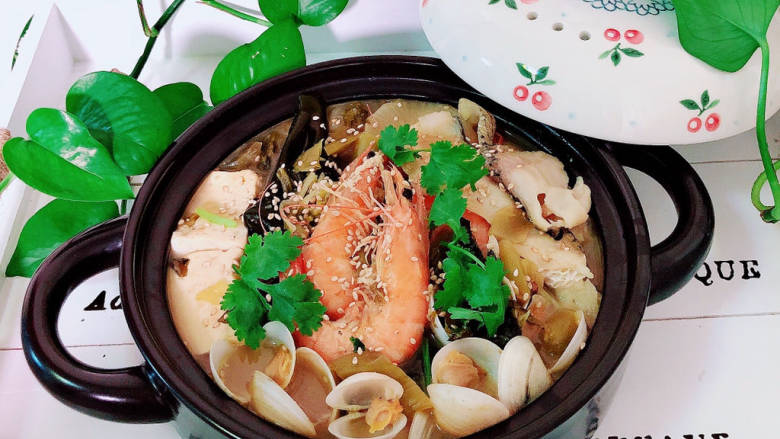 酸菜海鲜锅,浓浓的酸菜味道的酸菜海鲜锅就上桌了!
