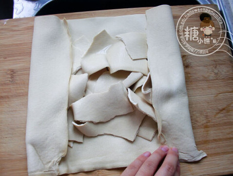 香卤豆皮卷,左右两边折起,卷起来。用棉线扎一下