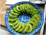 梅菜蒸苦瓜,<a style='color:red;display:inline-block;' href='/shicai/ 55'>苦瓜</a>切片，码在盘子里