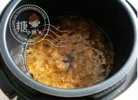 红枣银耳羹,银耳加入红枣和<a style='color:red;display:inline-block;' href='/shicai/ 866'>冰糖</a>。用高压锅压1个半小时。冷却冰镇食用