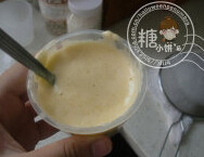 蜂蜜小蛋糕,牛奶和油在一个小杯子里面混合,加入1/3全蛋面糊,翻拌均匀