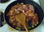 香辣土豆烧鸡腿,热锅加油，将<a style='color:red;display:inline-block;' href='/shicai/ 3250'>葱</a>、蒜炒香，将腌好的鸡腿肉放入，炒至变色