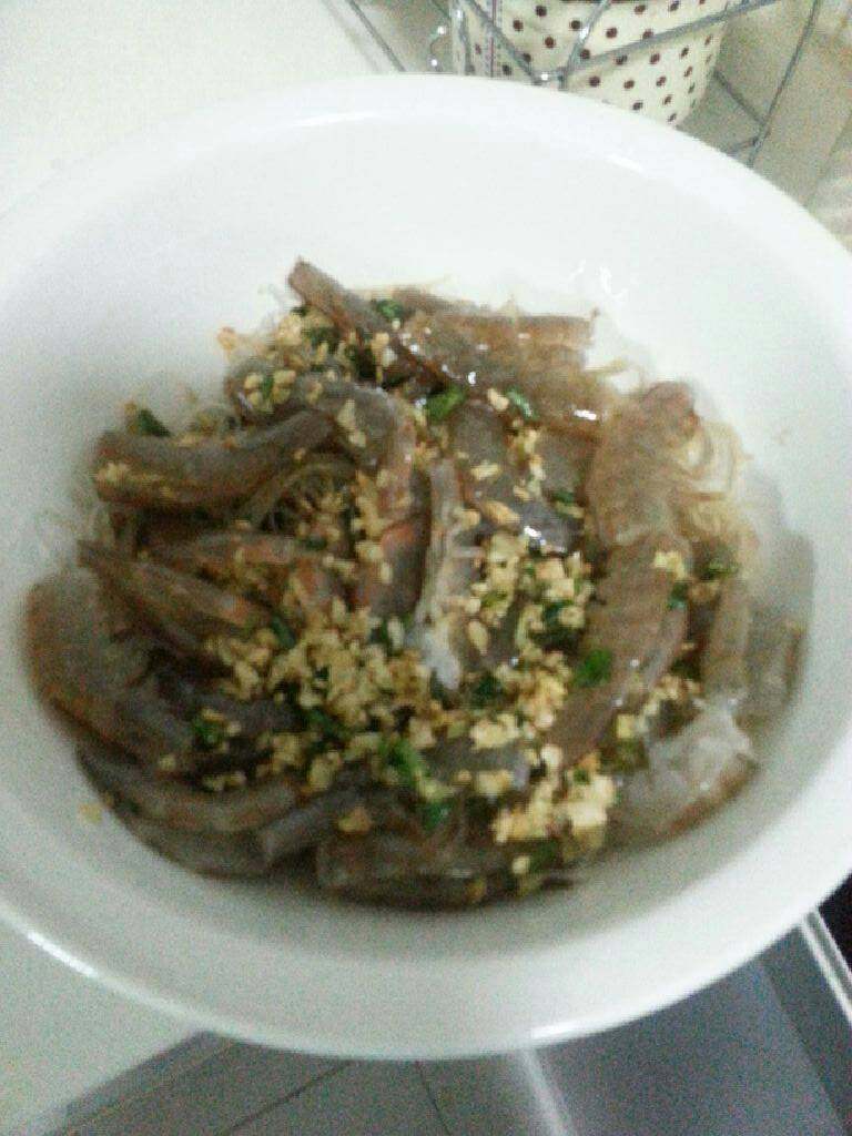 吕氏蒜蓉粉丝虾,热火烧锅热油。倒入蒜葱姜末。爆香。。然后倒在生虾子和粉丝上均匀倒。。再把之前调的汁也倒进去。。