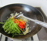 芫爆牛肉丝 ,原锅爆香葱姜蒜末,下入<a style='color:red;display:inline-block;' href='/shicai/ 93304'>香菜梗</a>、红黄灯笼椒丝,翻炒至蔬菜颜色鲜艳