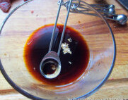 芫爆牛肉丝 ,所有调味汁调料放进小碗,搅拌均匀成调味汁备用