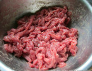 芫爆牛肉丝 ,最后加入1大勺生油,再次抓匀,腌制15分钟以上