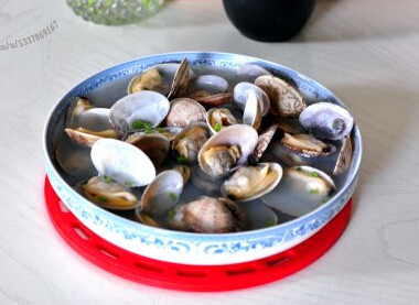清汤蛤蜊,待水再次煮沸,蛤蜊张口,立即关火,撒上香草碎,起锅即可