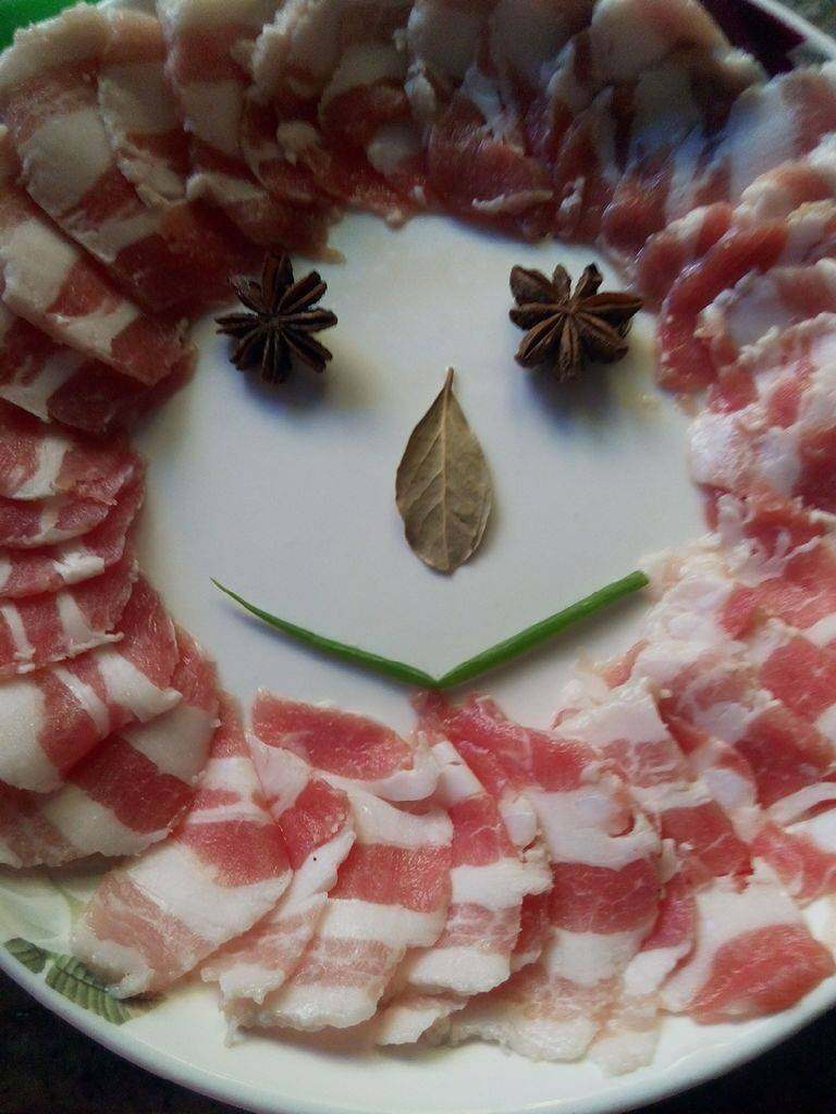 红烧五花肉,将新鲜的五花肉放进冰箱冰冻,方便切成薄片。