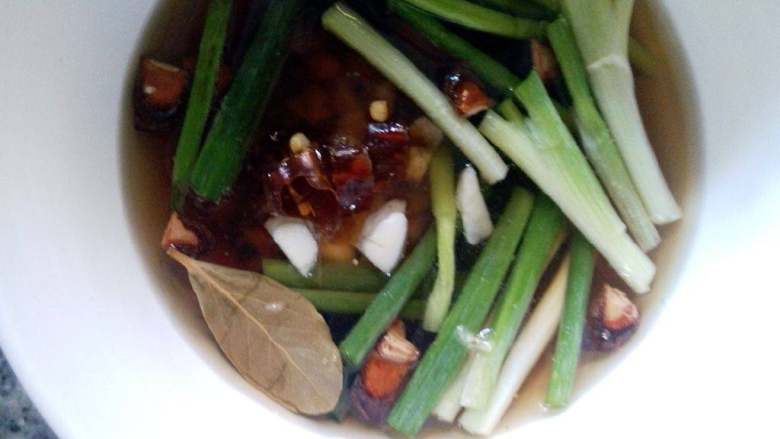 红烧五花肉,然后把配料全部切好放在一个碗里。把调味料也放入碗中搅拌一下让调味料与酒融在一起。
