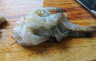 家常丝瓜炒大虾,挑出虾线,粉丝泡软