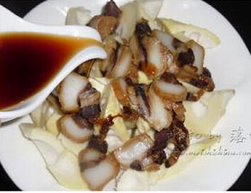 酱肉蒸春笋,将切好的春笋摆在盘底，上面铺上酱肉