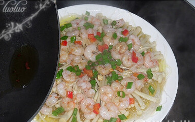 金针粉丝蒸虾仁,撒上红椒末和<a style='color:red;display:inline-block;' href='/shicai/ 3250'>葱</a>末，将烧好的蒜油淋上即可