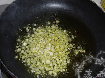 金针粉丝蒸虾仁,另一边起锅油烧热，下入蒜末烧成蒜油