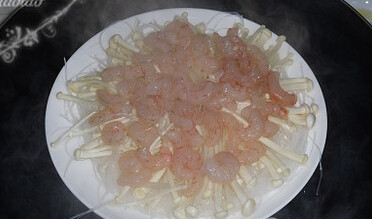 金针粉丝蒸虾仁,再铺上虾仁，放入烧开的蒸锅蒸两分钟关火