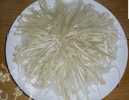 金针粉丝蒸虾仁,<a style='color:red;display:inline-block;' href='/shicai/ 234'>金针菇</a>切两段，沿着盘子围成圈