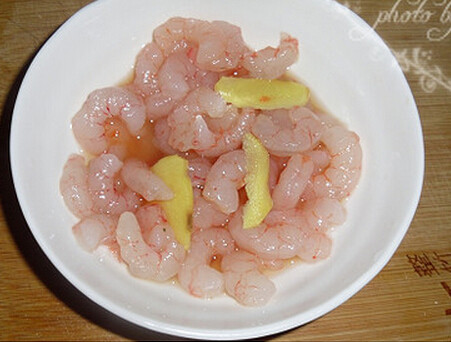 金针粉丝蒸虾仁,用热水泡下粉丝，<a style='color:red;display:inline-block;' href='/shicai/ 287'>虾仁</a>加盐和<a style='color:red;display:inline-block;' href='/shicai/ 720'>胡椒粉</a>，放入姜片和<a style='color:red;display:inline-block;' href='/shicai/ 718'>料酒</a>腌制去腥