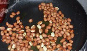 海苔花生米,将<a style='color:red;display:inline-block;' href='/shicai/ 4262'>花生米</a>下入凉油凉锅开小火炸至熟透即可