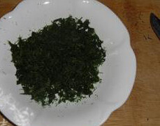 海苔花生米,<a style='color:red;display:inline-block;' href='/shicai/ 73828'>海苔菜</a>先剪成海苔末