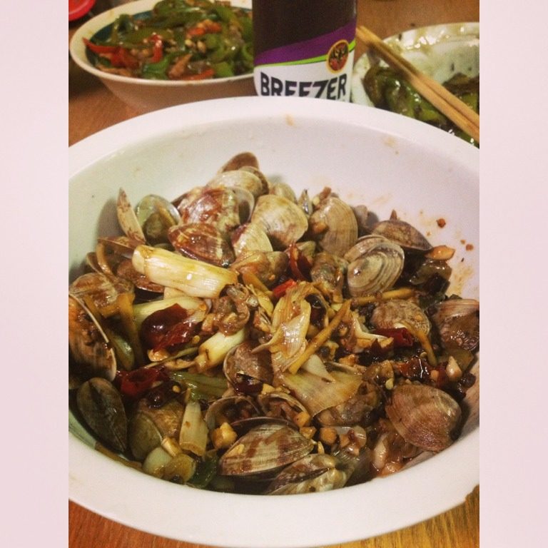 爆炒花甲,倒入<a style='color:red;display:inline-block;' href='/shicai/ 897'>啤酒</a>煮，等汤汁快干后放盐，蒜蓉，<a style='color:red;display:inline-block;' href='/shicai/ 721'>蚝油</a>，少许<a style='color:red;display:inline-block;' href='/shicai/ 692'>酱油</a>，葱白继续爆炒后出锅。