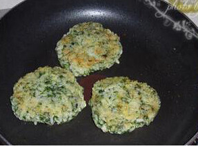 香煎海苔饭团饼,饭团放入锅里煎至两面微黄即可