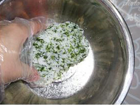 香煎海苔饭团饼,<a style='color:red;display:inline-block;' href='/shicai/ 6501'>剩米饭</a>放大碗中弄弄散，剪入<a style='color:red;display:inline-block;' href='/shicai/ 73828'>海苔菜</a>，可调入少量盐，抓均