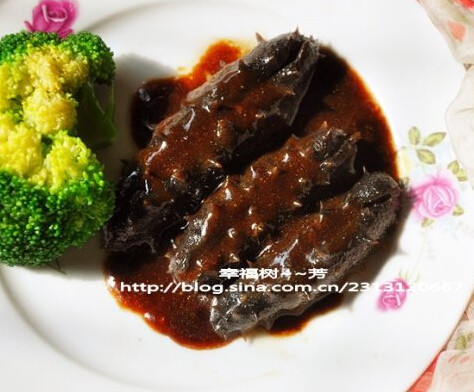 葱烧海参,最后转大火,调入水淀粉勾芡,使汤汁浓稠红亮裹住海参,再淋少许葱油即可