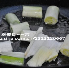 葱烧海参,锅中倒入油,放入姜片、葱,小火将葱和姜片熬至金黄色,捞出丢掉