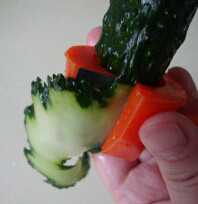 金枪鱼时蔬色拉,蔬菜洗净掰成小段，<a style='color:red;display:inline-block;' href='/shicai/ 54'>黄瓜</a>削成薄片