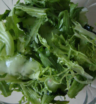 金枪鱼时蔬色拉,倒入罐头中的鱼油，加盐拌匀，装入碗中