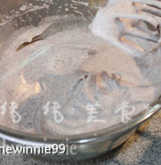 玫瑰纸杯蛋糕 ,玫瑰糖分次加入蛋白中,发至硬性发泡