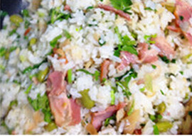 黄鱼鲞培根炒饭,把<a style='color:red;display:inline-block;' href='/shicai/ 507'>米饭</a>倒进去一起翻炒，撒入切碎的<a style='color:red;display:inline-block;' href='/shicai/ 131'>香菜</a>，