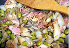 黄鱼鲞培根炒饭,<a style='color:red;display:inline-block;' href='/shicai/ 443'>培根</a>切碎放平底锅先炒出油，将鱼肉和毛豆一起翻炒，加胡椒粉