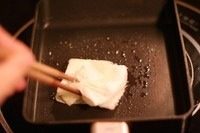 玉子烧,厨房纸巾一小张折叠好,沾适量油,玉子烧的锅子加热后均匀涂抹上一层油。