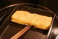 玉子烧,再次涂抹油,把剩下的蛋液倒进去,再折几折翻过来以后就做好了。
