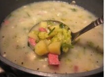 中西合璧火腿土豆浓汤,步骤二的面糊倒入煮好的菜汤里，搅匀，加入现磨<a style='color:red;display:inline-block;' href='/shicai/ 134333'>黑胡椒</a>调味起锅