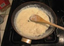 中西合璧火腿土豆浓汤,小锅，放点<a style='color:red;display:inline-block;' href='/shicai/ 887'>黄油</a>，倒入<a style='color:red;display:inline-block;' href='/shicai/ 519'>面粉</a>炒一分钟，缓缓倒入<a style='color:red;display:inline-block;' href='/shicai/ 219'>牛奶</a>起糊