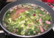 中西合璧火腿土豆浓汤,土豆丁，火腿丁，西兰花小朵，芹菜丁，洋葱丁放入小锅放水煮10分钟到土豆西兰花都软熟了。放盐和鸡精调味。