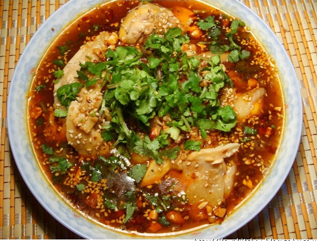 红油蒸鸡腿,上洒<a style='color:red;display:inline-block;' href='/shicai/ 131'>香菜</a>、熟花生碎和芝麻，即可