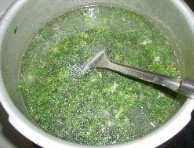 荠菜糊糊,荠菜放锅中翻炒一下,加冷水,水开,加豆腐丁