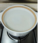 火腿鲜虾粥,<a style='color:red;display:inline-block;' href='/shicai/ 492'>大米</a>洗净用水浸泡半到一个小时，放砂锅里加满水，煮开转小火