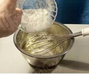 菠萝包,分多次加入蛋液,拌匀,加入过筛后的低粉拌匀.