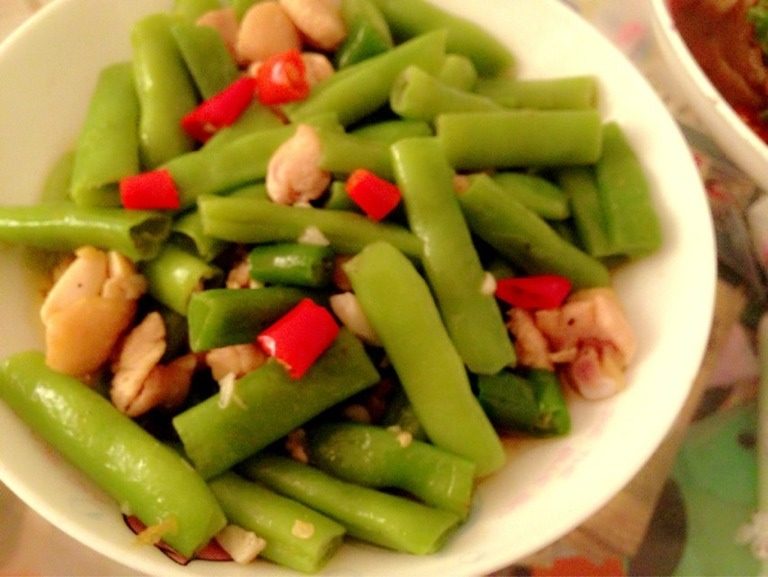 豆角炒鸡腿肉